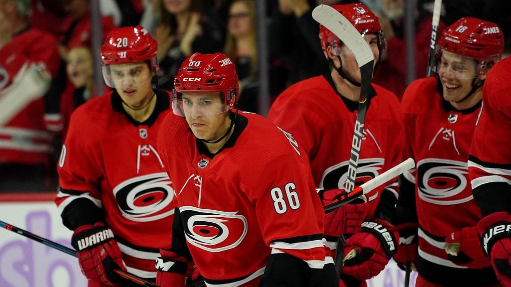 Teuvo Teräväinen ja Sebastian Aho veivät Carolina Hurricanesin nopeasti kahden maalin johtoon Philadelphia Flyersia vastaan. Johto kuitenkin sittemmin suli.