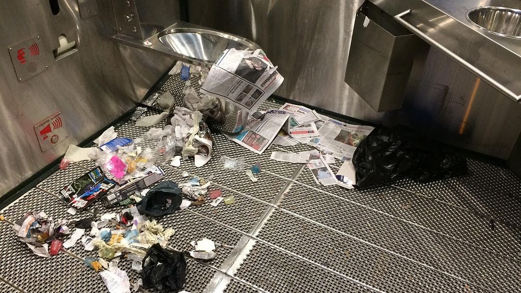 Lukijan kuva, sotkuiset vessat