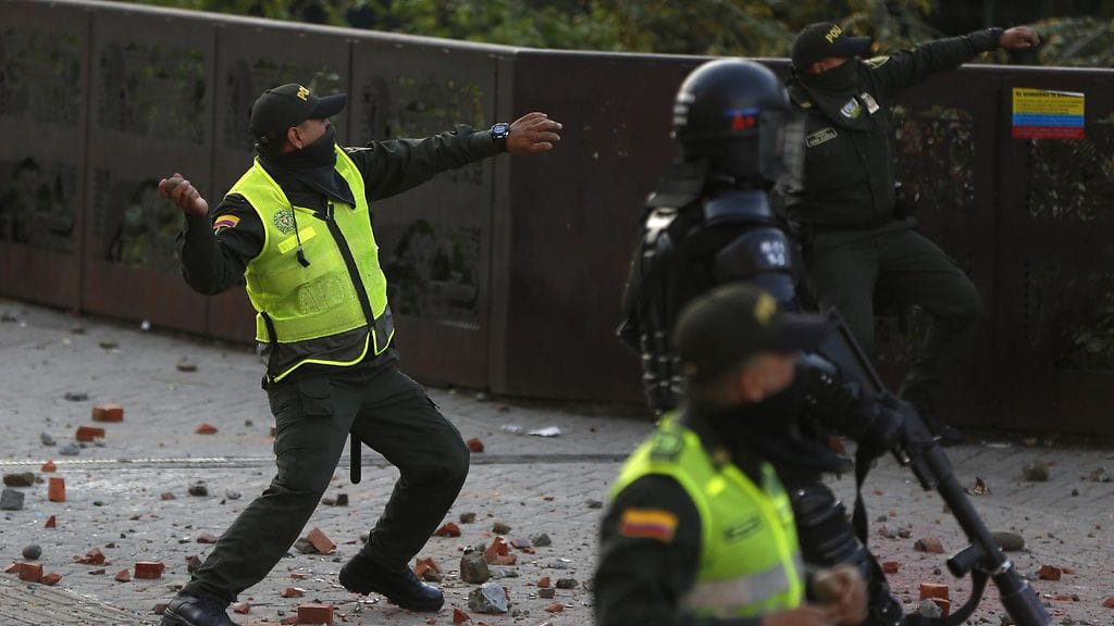 Sadattuhannet ihmiset suuntasivat torstaina kaduille eri puolilla Kolumbiaa osoittaakseen mieltään presidentti Ivan Duquen oikeistolaista hallintoa vastaan. Levottomuudet jatkuivat myös perjantaina.
