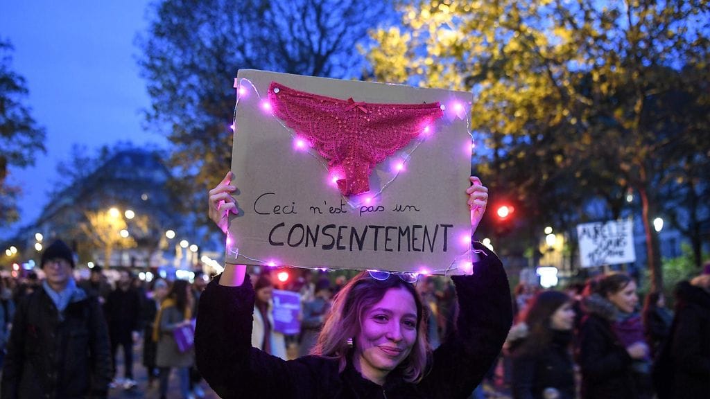 "Tämä ei ole suostumus". Ranskassa on vuosittain arviolta 220 000 lähisuhdeväkivallan uhria.