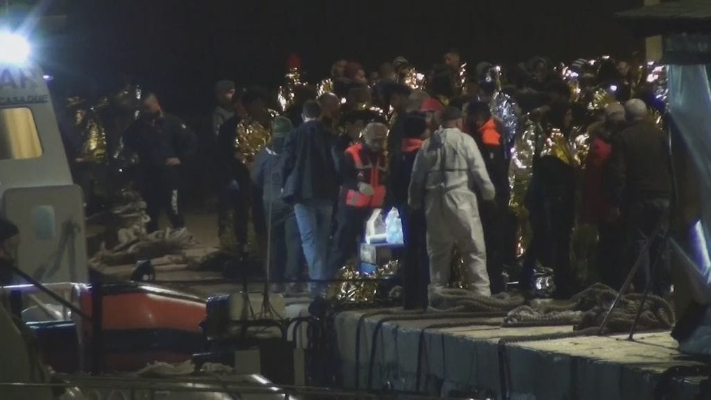 Rannikkovartiosto kertoo lausunnossaan, että siirtolaiset olivat pudonneet mereen kymmenmetrisestä aluksesta.