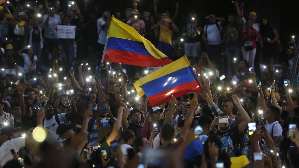 Sadattuhannet ihmiset suuntasivat torstaina kaduille eri puolilla Kolumbiaa osoittaakseen mieltään presidentti Duquen oikeistohallintoa vastaan. Maassa järjestettiin myös yleislakko.