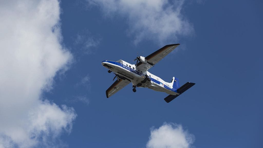 Dornier-228-kone putosi asuinalueelle Goman lentokentän lähistölle maan itäosassa. Kuvituskuva.