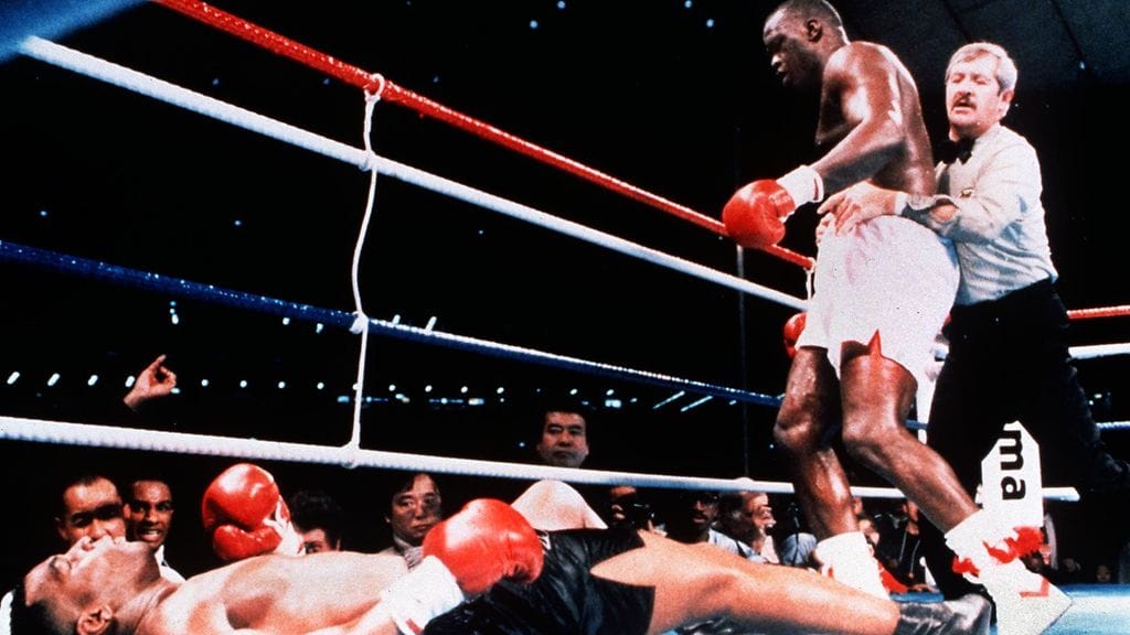 Buster Douglas (oik.) tyrmäsi ylivoimaisena pidetyn Mike Tysonin vuonna 1990.