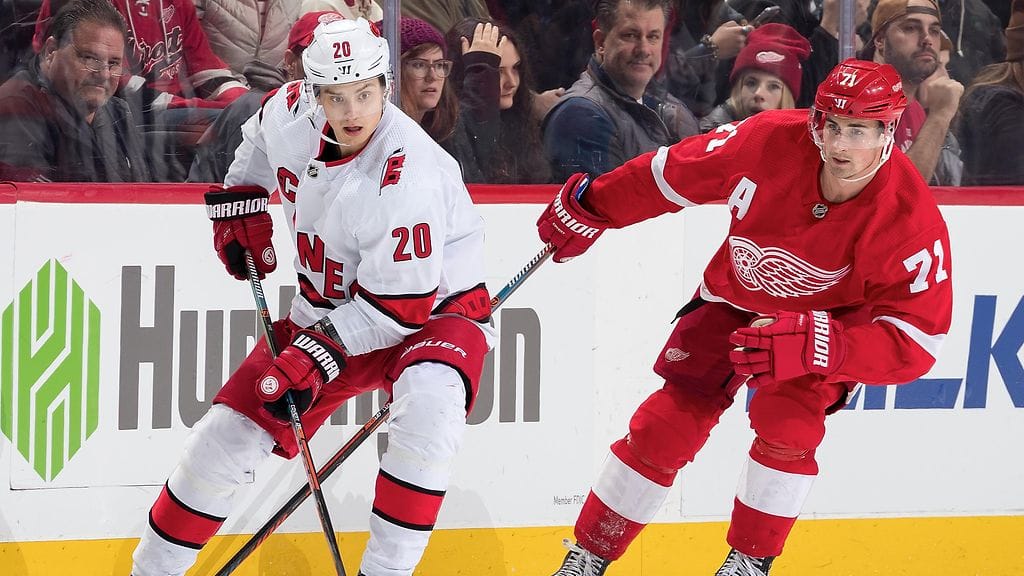 Sebastian Aho (vas.) teki tuhojaan Detroitissa.