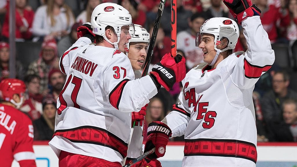 Teuvo Teräväinen (kesk.) ja Sebastian Aho olivat tehokkaita Detroitissa.