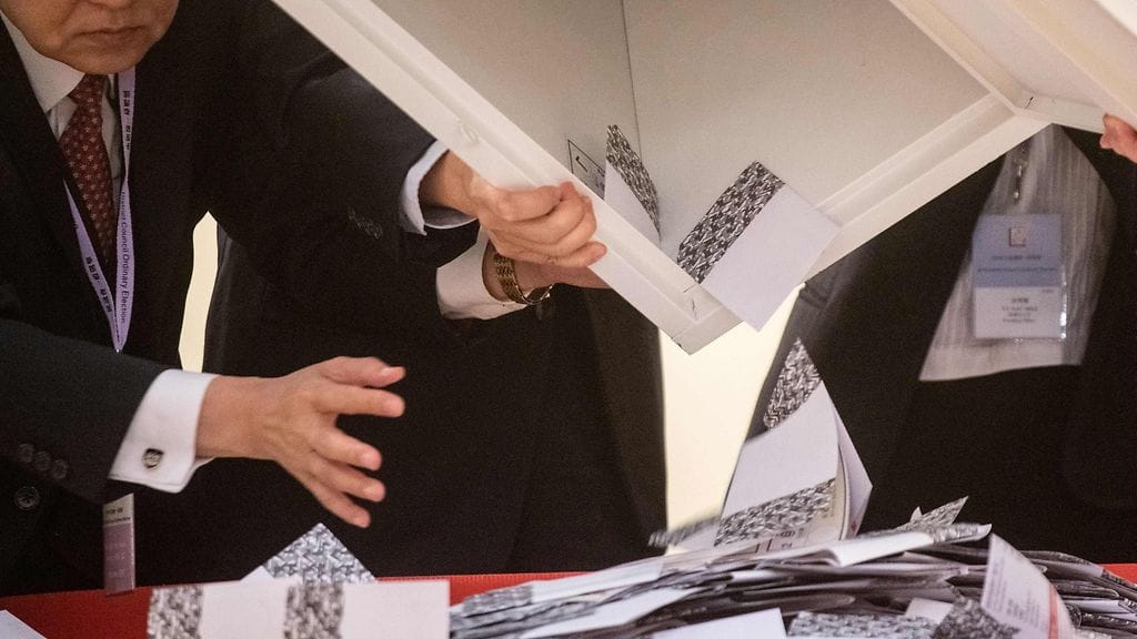 Aluevaalivoitto tarjoaa demokratialiikkeelle mahdollisuuden tarjota todisteet uudistusmielisten taustalla olevasta tuesta. Lam on toistuvasti arvioinut, että hiljainen enemmistö tukee hänen hallintoaan ja vastustaa protestiliikettä.