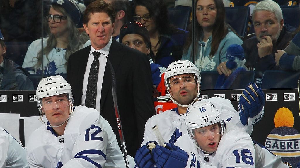 Mike Babcock (takana) sai potkut Toronto Maple Leafsin peräsimestä.