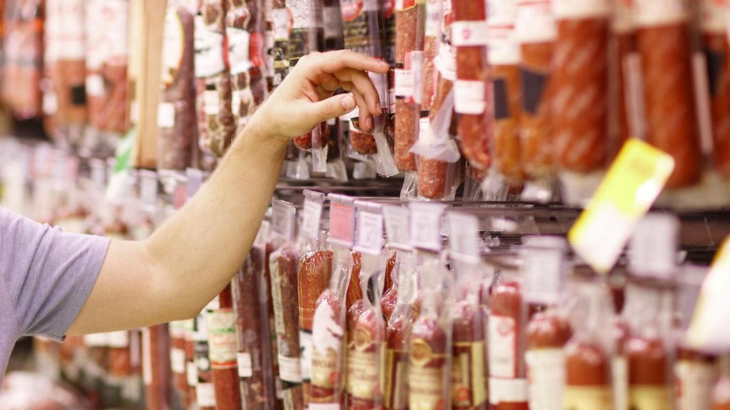 Takapenkin takaa löytyi 14 pötköä lihamakkaraa Yhdysvalloissa. Kuvan makkarat eivät liity tapaukseen.