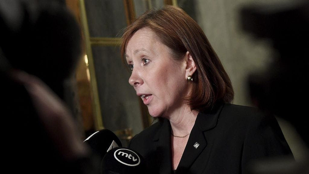 Kunta- ja omistajaohjausministeri Sirpa Paaterosta on tehty useita kanteluita.