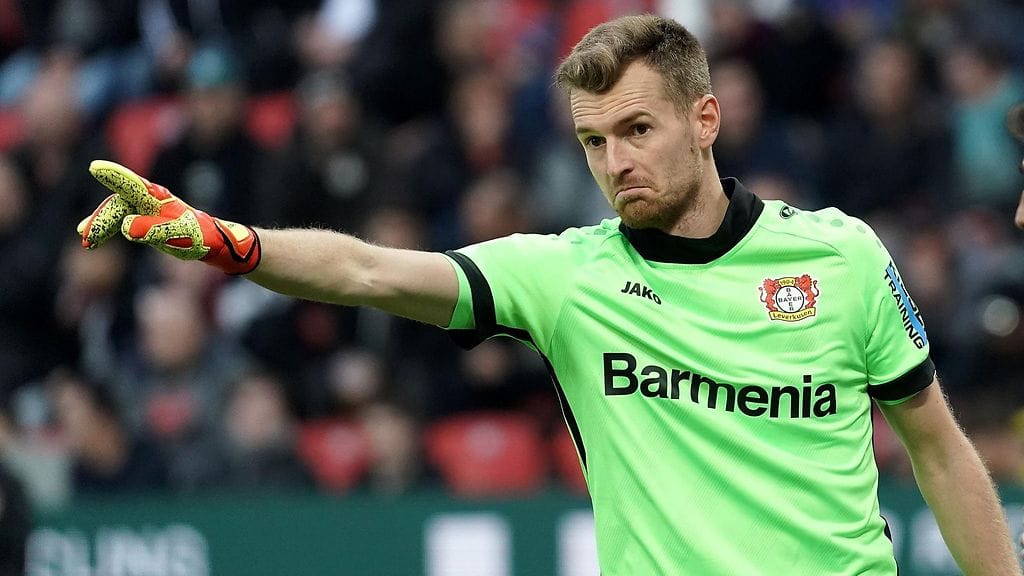 Lukas Hradecky operoi Bayer Leverkusenin maalissa.