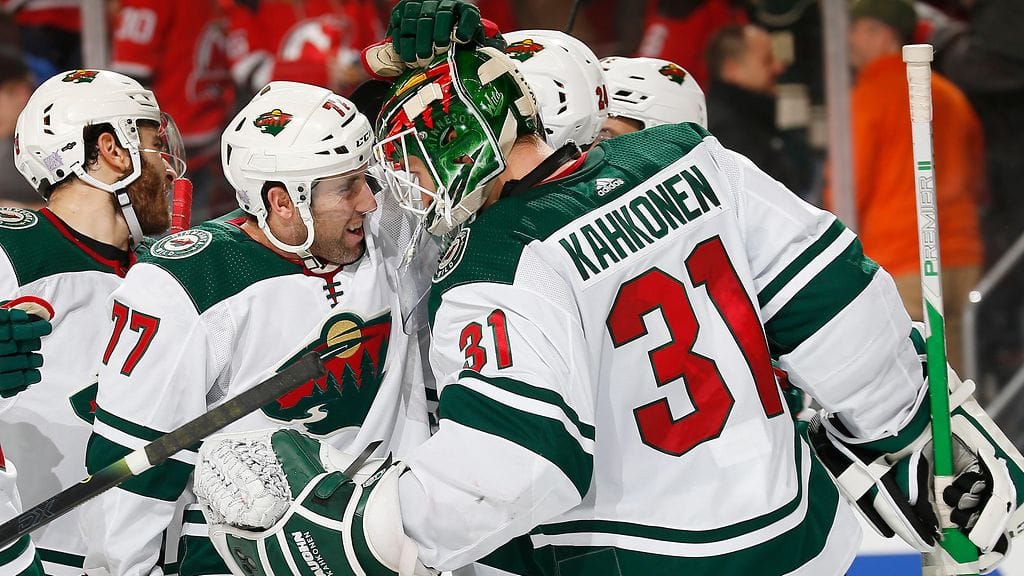 Kaapo Kähkönen sai onnittelut pelikavereilta voiton jälkeen.