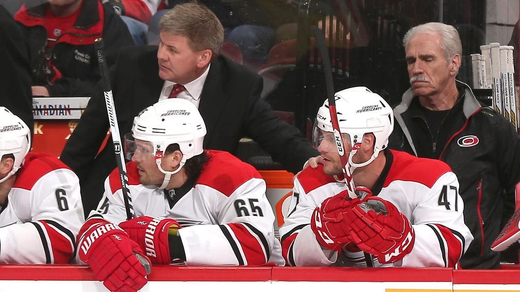 Bille Peters valmensi Carolina Hurricanesissa Michal Jordania (47), joka väittää valmentajan lyöneen häntä.