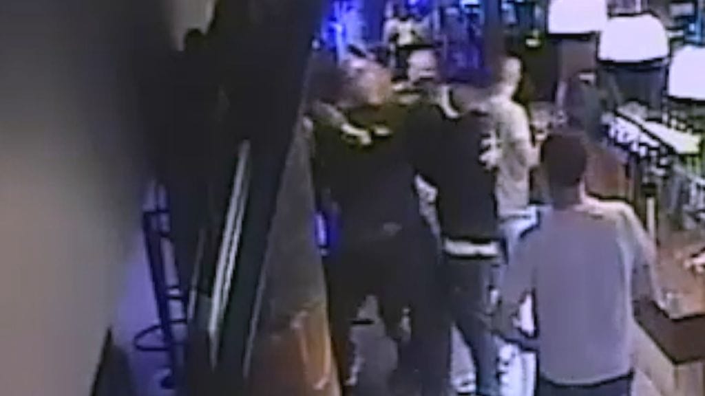 Tapon yrityksestä syytetty mies iski ravintolan järjestysmiestä puukolla selkään useita kertoja. Teko tallentui valvontakameraan.