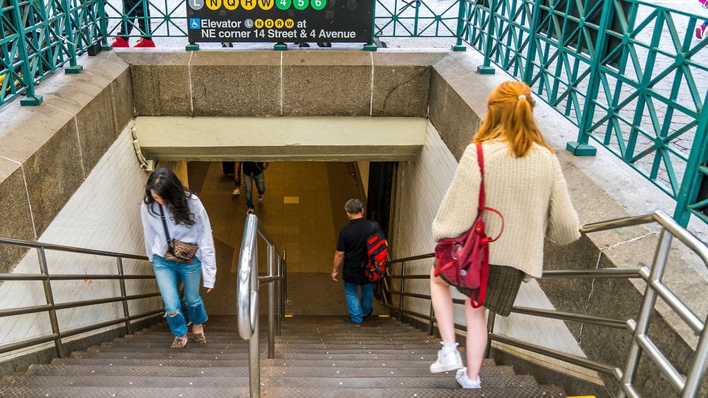 Newyorkilaisella metroasemalla testattiin varotoimia tulvan varalta. Kuvituskuva.