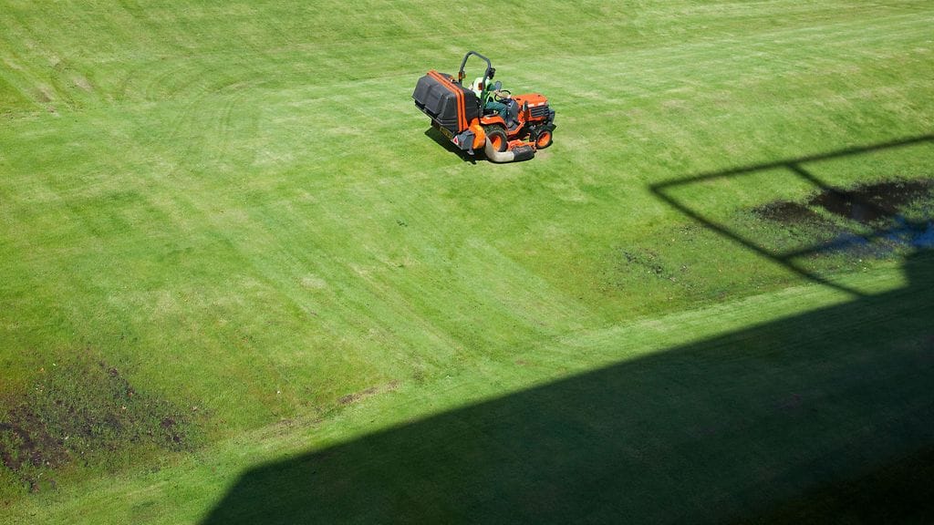 Ikaalisten seurakunnan tapauksessa työntekijällä oli käytössä päältä ajettava ruohonleikkuri. Kuvan laite tai henkilö eivät liity tapaukseen.