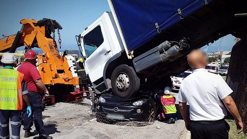 Nainen oli puristuksissa rekan alla yli 40 minuuttia.