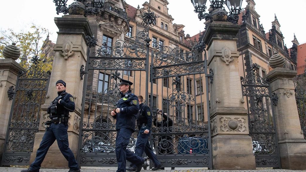 Poliisi partioi Dresdenin linnan ympärillä maanantaina.