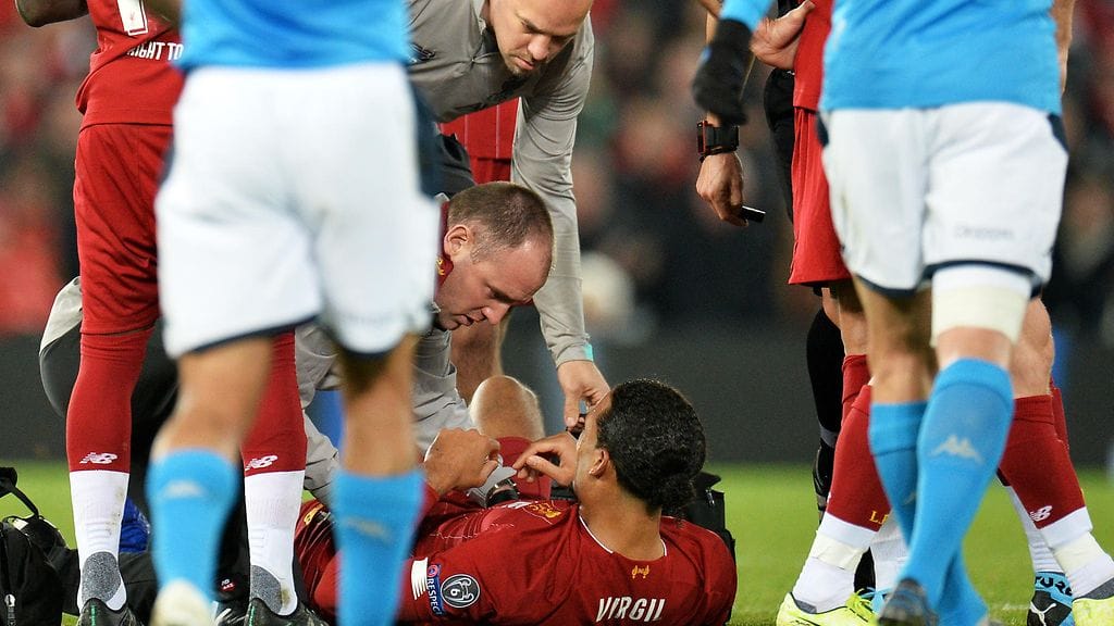 Liverpool-puolustaja Virgil van Dijk koki kovia Dries Mertensin tarjoaman kontaktin jäljiltä.