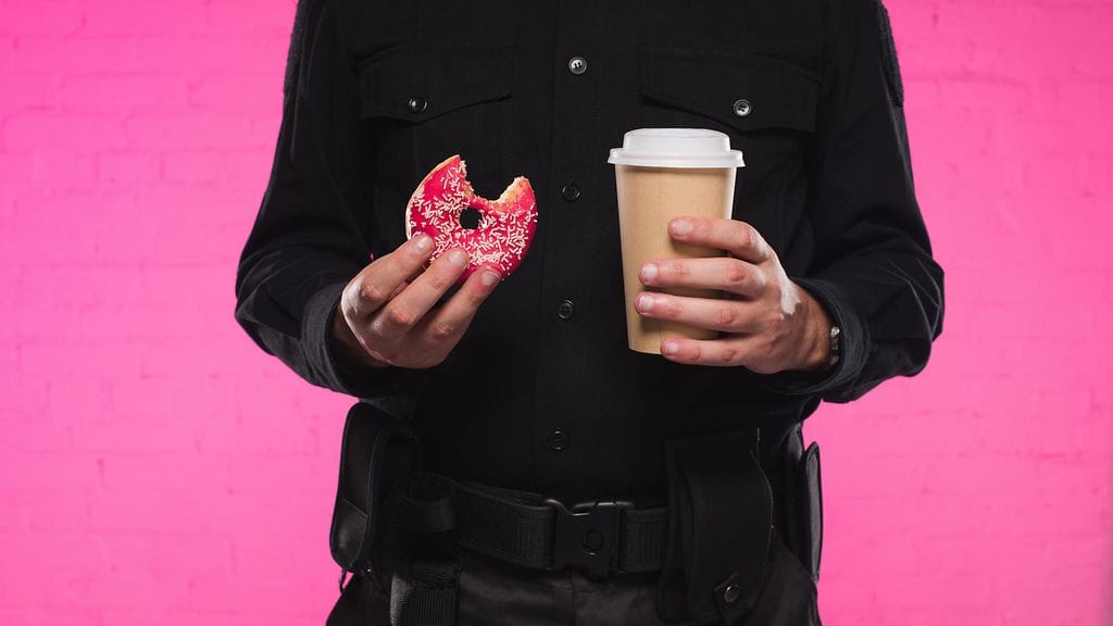 Maahan pudonneet donitsit kirvoittivat poliiseilta suruviestin. Kuvituskuva.