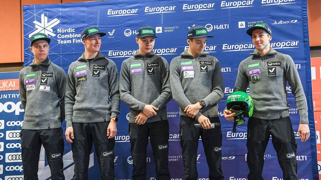 Yhdistetyn suomalaiset Arttu Mäkiaho, Leevi Mutru, Wille Karhumaa, Eero Hirvonen ja Ilkka Herola poseerasivat maajoukkueen tiedotustilaisuudessa.