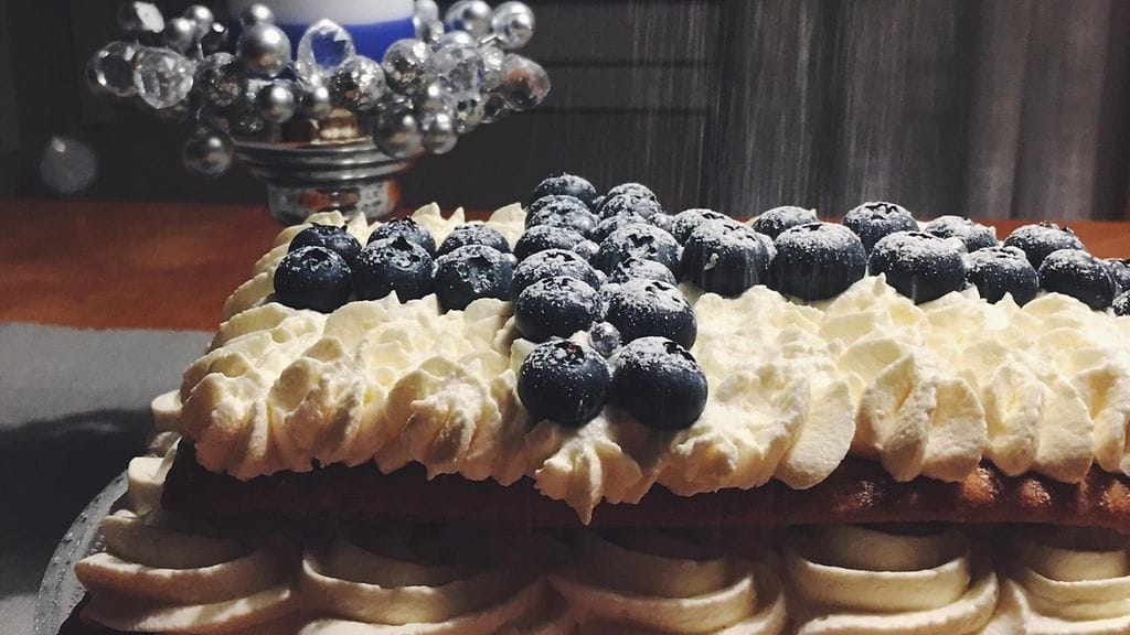 Superihana piparikakku-kakku itsenäisyyspäivän juhlahumuun. Kuva: Ullan kotialbumi