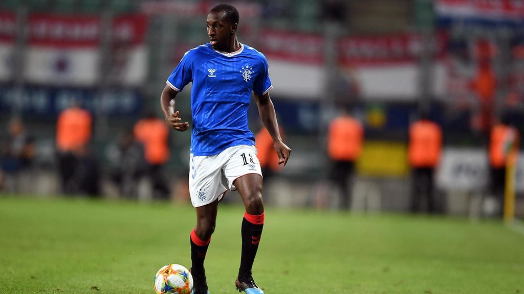 Glen Kamara sai Feyenoord-ottelun avausjaksolla varoituksen.