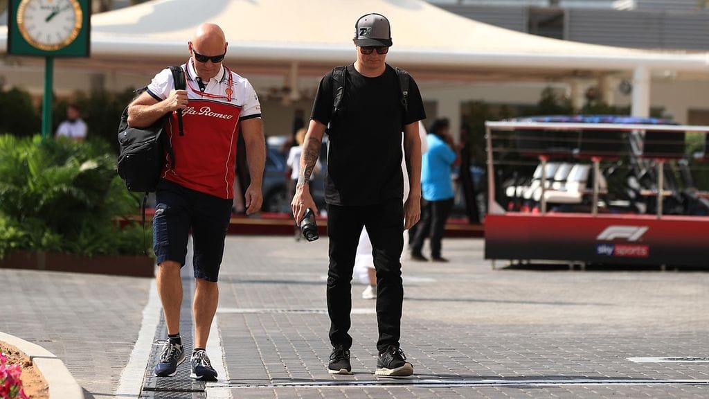 Kimi Räikkönen ja kuntovalmentaja Mark Arnall saapuivat Yas Marinan radalle torstaina.