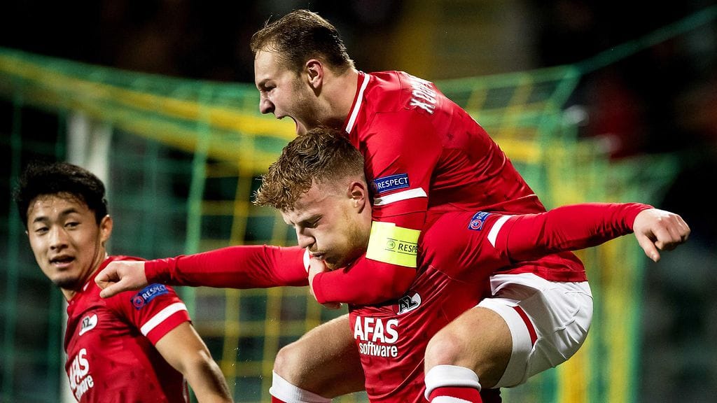 Ferdy Druijf (keskellä) ja Teun Koopmeiners juhlivat, kun Alkmaar nousi loppuminuuteilla 2–2-tasapeliin Partizania vastaan.