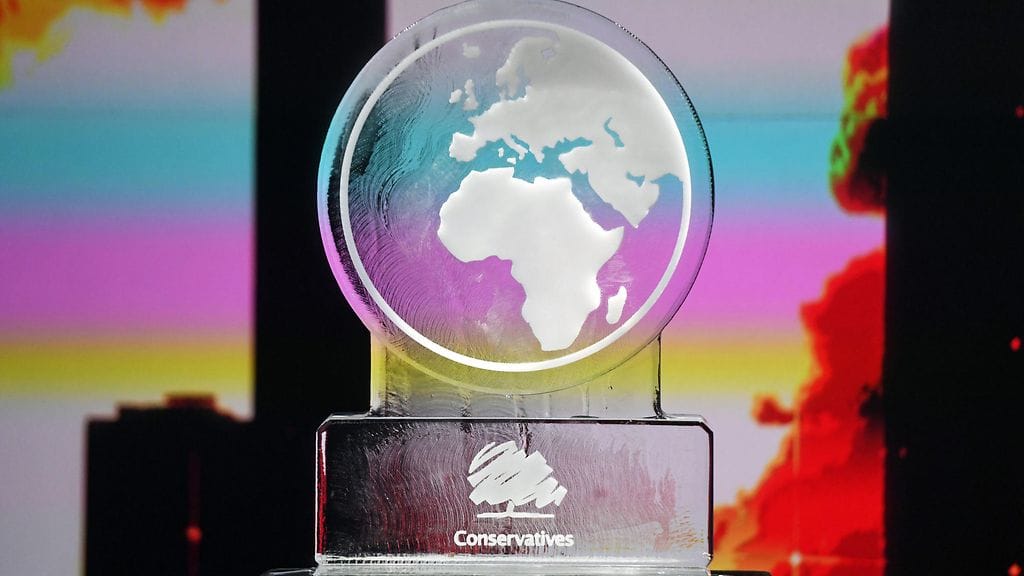 Boris Johnson korvattiin tällä patsaalla.