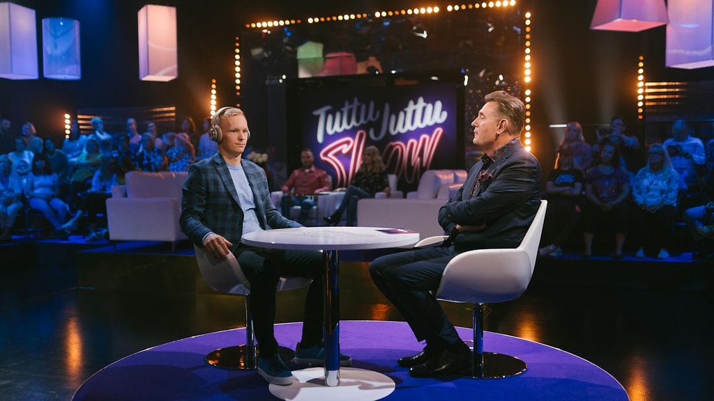 Hiihtäjäpariskunta Kerttu Niskanen ja Juho Mikkonen kilpailevat Tuttu Juttu Show’ssa.