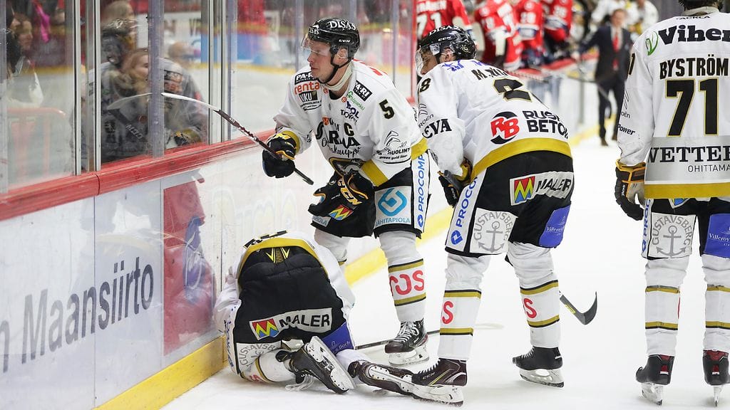 Kärppien Michal Kristof loukkaantui HIFK:ta vastaan.