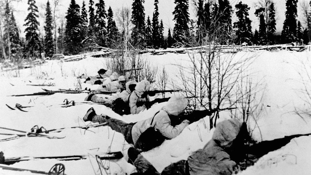 Talvisodan alkamisesta on tänään kulunut tasan 80 vuotta. Kuvassa suomalaisia sotilaita on maastoutuneena Joutsijärvellä tammikuussa 1940.