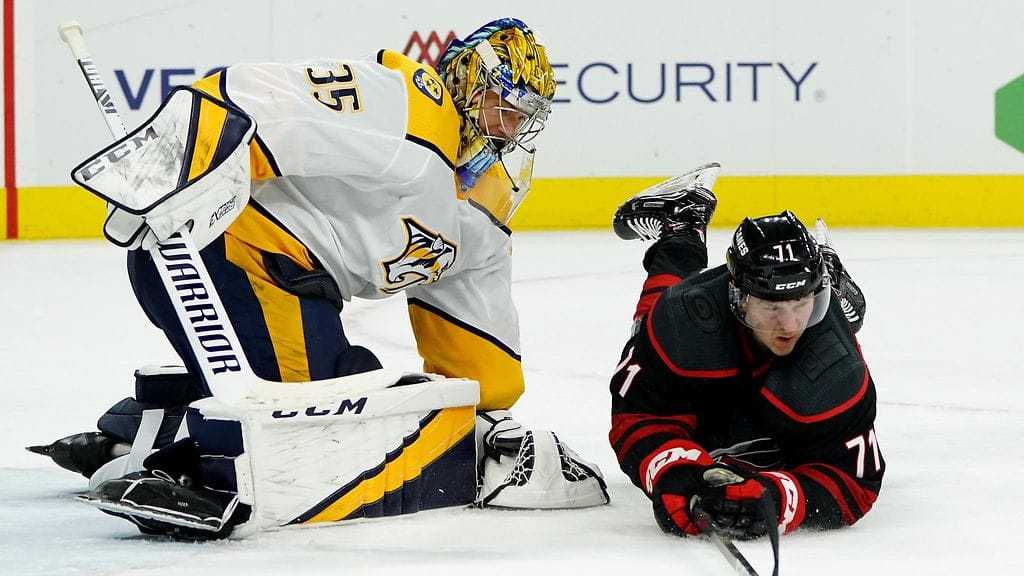 Pekka Rinne lannisti Carolina Hurricanesin pelaajat.