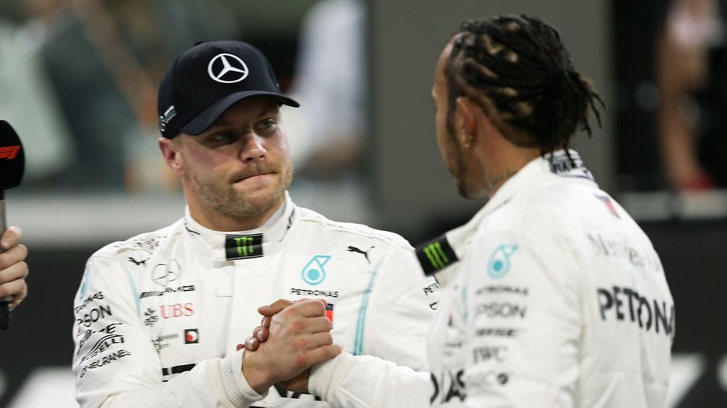 Valtteri Bottas ja Lewis Hamilton löivät kättä aika-ajojen päätyttyä.