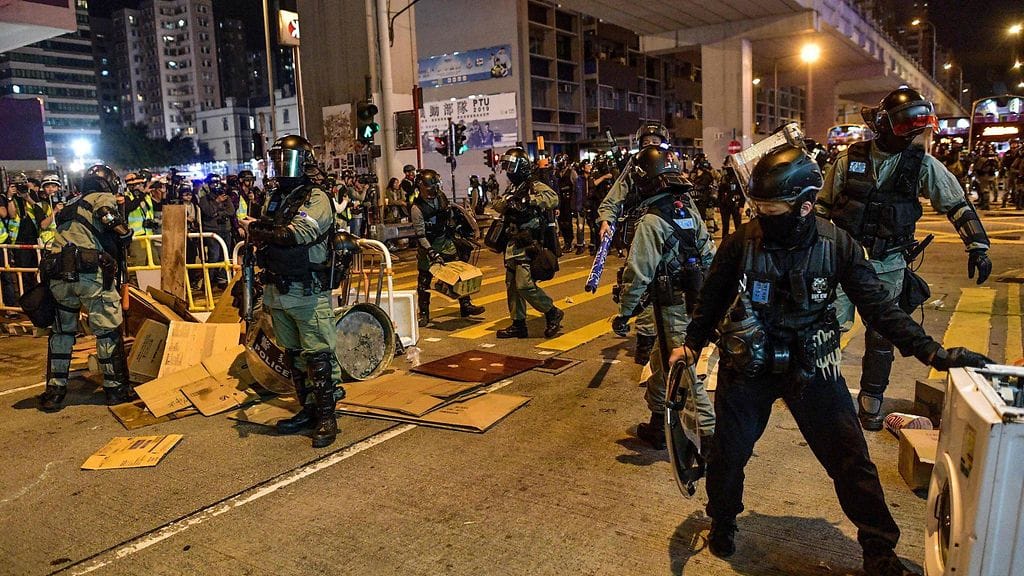 Hongkongissa mielenosoittajat ja poliisit ottivat lauantain ja sunnuntain välisenä yönä yhteen.