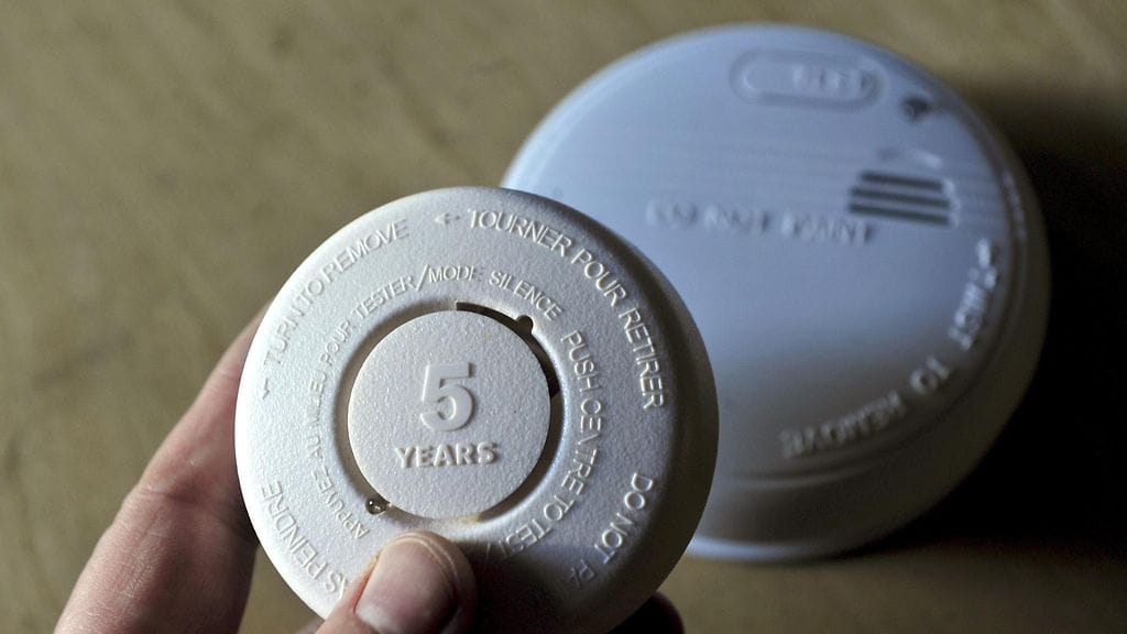 Varoittimen toimimattomuutta ei välttämättä havaitse mistään, joten siksi varoittimen toiminta kannattaa testata testinapista ja vaihtaa paristot säännöllisin väliajoin.