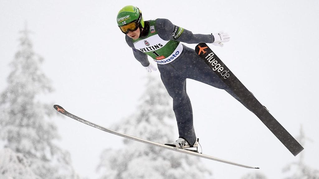 Olli Salmela oli mäkiosuudella keskeytyshetkellä toisena.