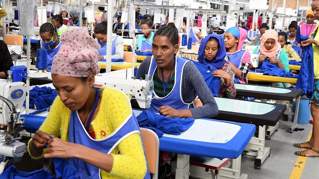 Palkattoman koulutusjakson jälkeen New Widen Etiopian vaatetehtaan työntekijöiden aloituspalkka on kuukaudelta 35–40 Yhdysvaltain dollaria eli noin 31–36 euroa.