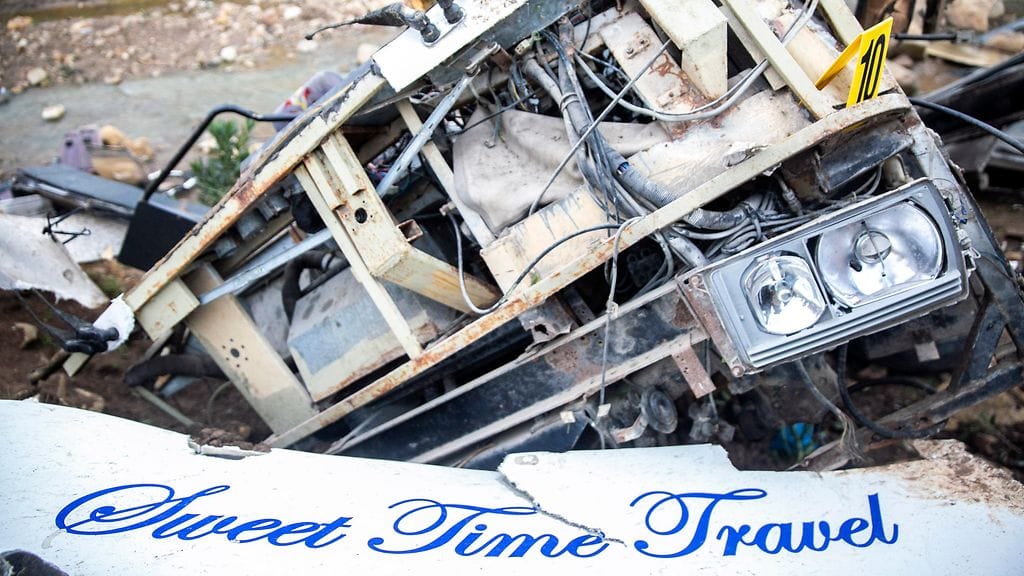 Rotkoon syöksynyt turistibussi hajosi onnettomuudessa pahoin.