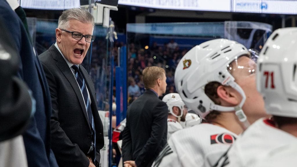 Marc Crawford Ottawa Senatorsin penkin takana.