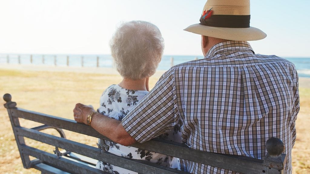 Yli 68 vuotta naimisissa olleet Corinne Louise Johnson ja Robert Evan Johnson elivät elämänsä loppuun asti yhdessä. Ensin menehtyi Corinne ja 33 tuntia myöhemmin Robert.