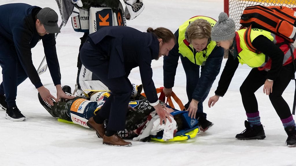 Patrik Puistola vietiin kaukalosta paareilla tiistain ottelussa Jukurien ja Ilveksen välillä.