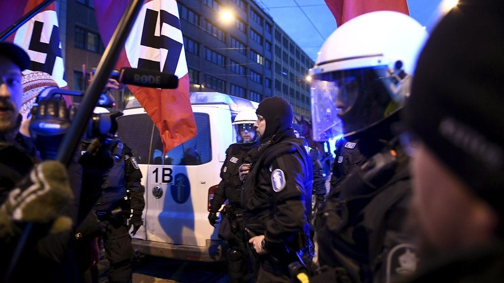 Poliisi pysäytti uusnatsien Kohti vapautta! -marssin Hakaniemessä Helsingissä itsenäisyyspäivänä 6. joulukuuta 2018.
