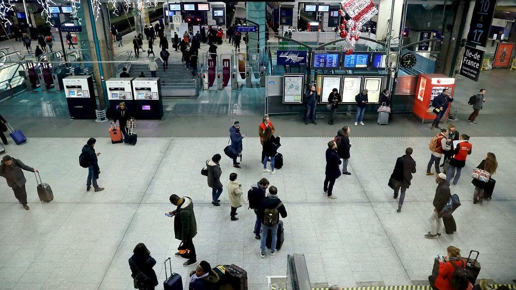 Lähes kaikki nopeat junayhteydet on peruttu, ja Pariisin metro seisoo muutamia yksittäisiä linjoja lukuun ottamatta. Satoja lentoja on peruttu.