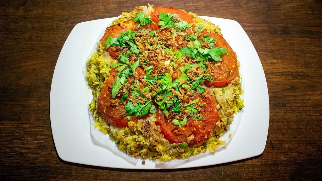 Vegaaninen maqluba-riisipaistos.