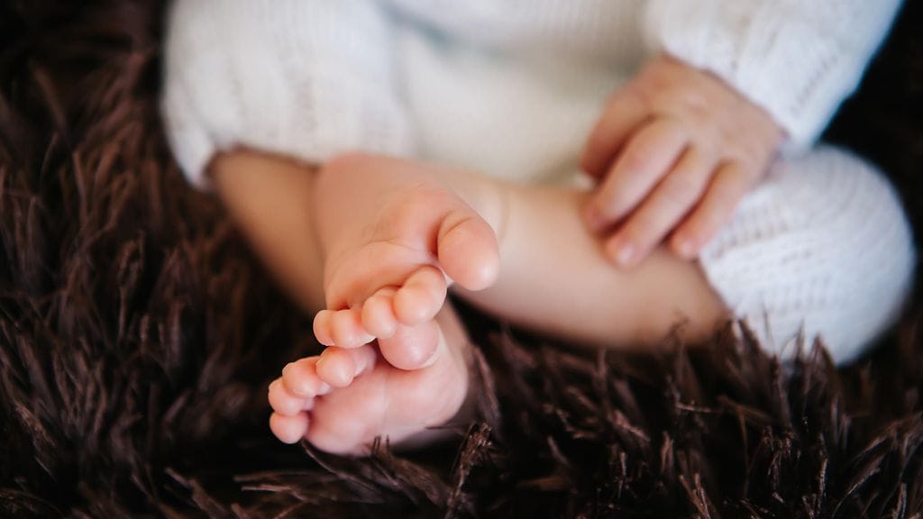 Lääkäri suositteli yskästä kärsineelle neljän kuukauden ikäiselle vauvalle lääkkeiden sijaan hierontaterapeuttia.