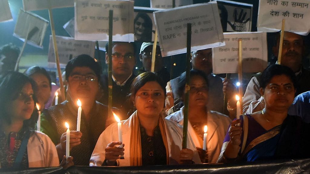 Intialaiset osoittivat mieltään viime viikolla, kun nuori nainen raiskattiin ja poltettiin. Nyt ilmi tullut tuorein tapaus muistuttaa raiskauksen uhrien vaikeasta asemasta.