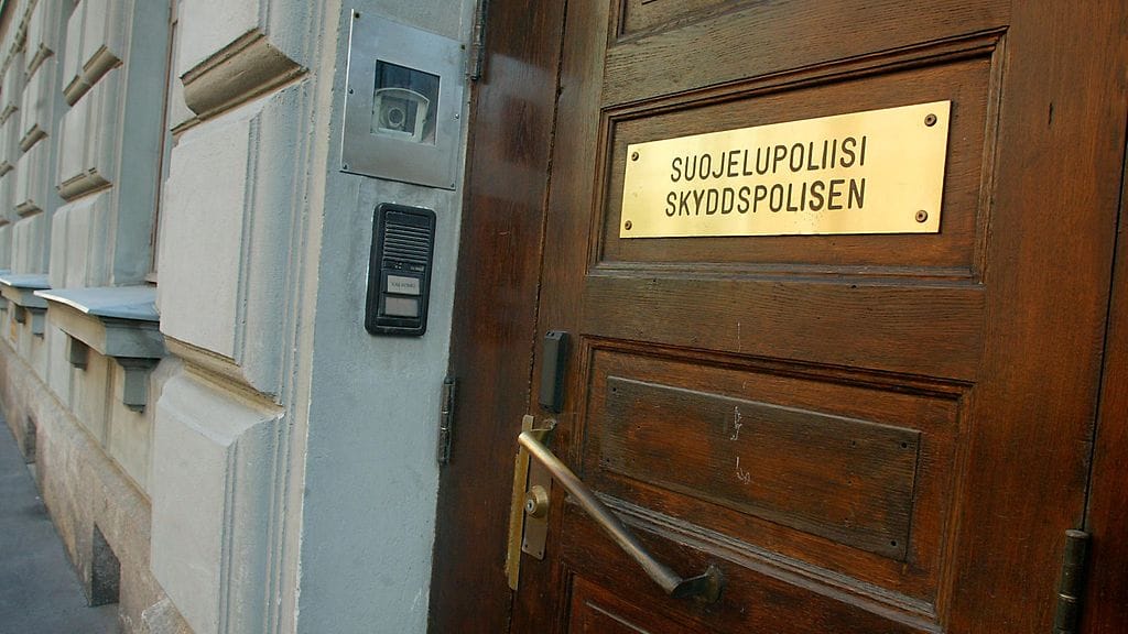 Suojelupoliisin ovi Helsingissä. Kuvituskuva.