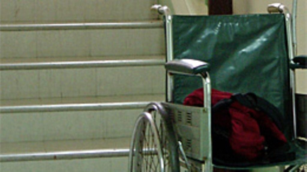 Miehen poika ehti Helsingistä isänsä avuksi tämän kamppailtua vessassa hieman yli tunnin eli 72 minuuttia. Turvapalvelun lähihoitaja saapui 111 minuutin kuluttua hätäkutsusta, mikä ylitti luvatun ajan 21 minuutilla.  Kuvituskuva.